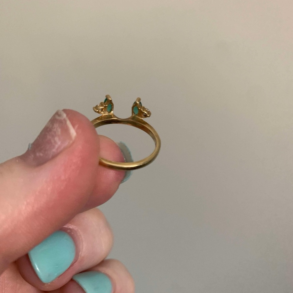 Elegant Yellow Gold wedding band with Emeralds & Diamonds - Picture 4 of 6
